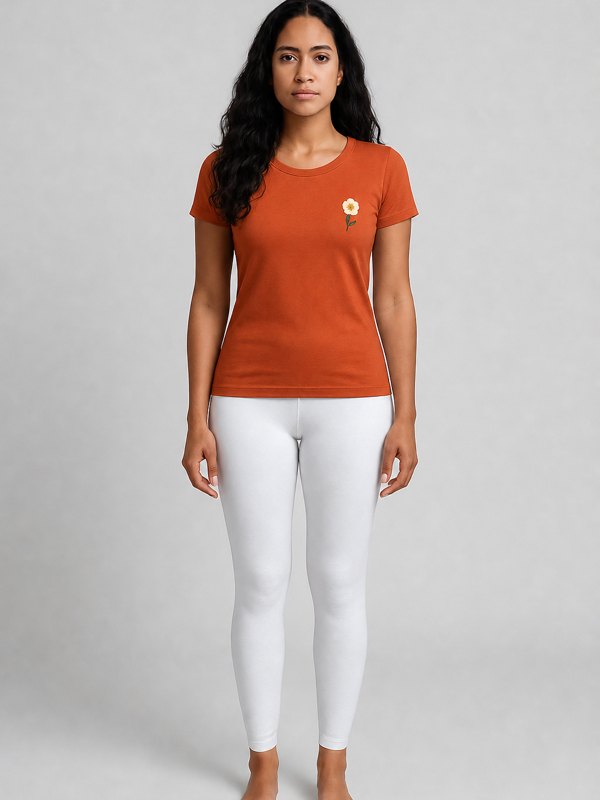 A mesma camiseta vestida por uma modelo, em foto de catálogo